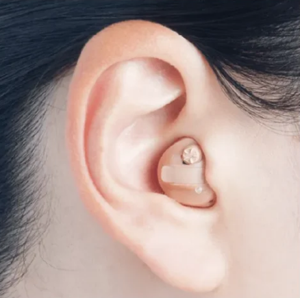 耳穴型補聴器の装着イメージ