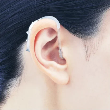 耳かけ型補聴器の装着イメージ